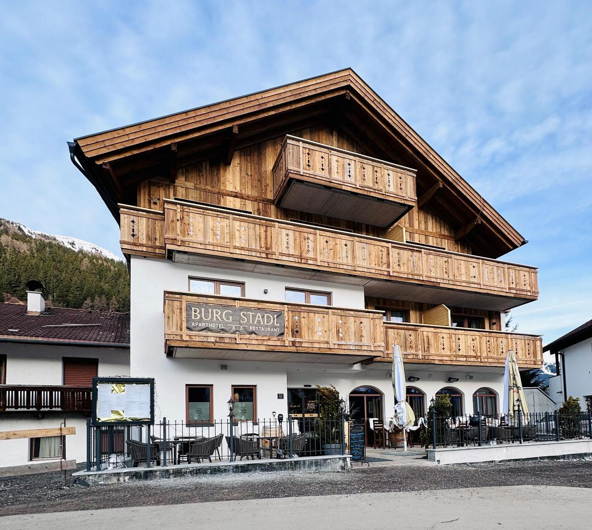 Burgstadl Aparthotel & Restaurant Ладис Экстерьер фото